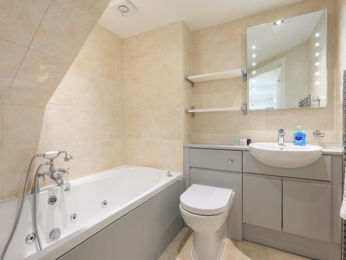 Keepers Lodge, Hillfield Village Дартмут Екстериор снимка